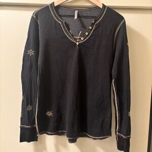 Collectible Alp N Rock Henley “Apres Ski” embroidery and patch on arm.  Size XL